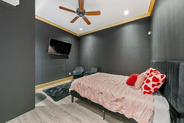 12832 Willow Centre Dr, Houston, TX 77066 - bedroom with crown molding, wood finished floors, baseboards, ceiling fan, and recessed lighting