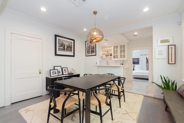 dining room featuring recessed lighting, light wood-style floors, and visible vents