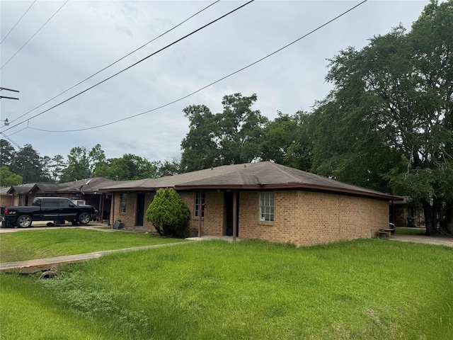 single story home with a front yard