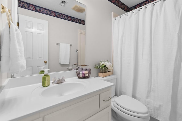 full bath with vanity, toilet, curtained shower, and visible vents