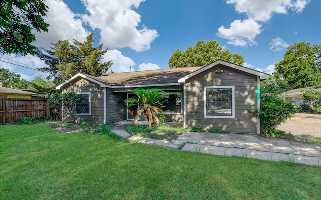 view of front of home featuring fence and a front yard