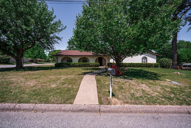 view of front of property featuring a front lawn