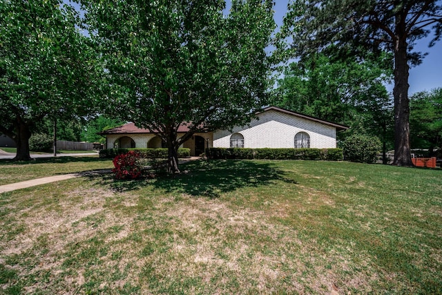 view of front of property with a front lawn