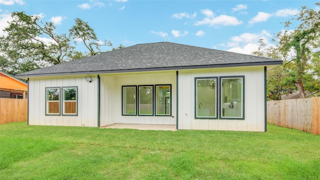 712 Sealy St, Clute, TX 77531 - back of house featuring a fenced backyard, a shingled roof, and a lawn