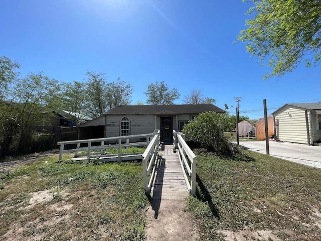 1017 W Buchanan St, Harlingen, TX 78550 - view of front of property featuring fence