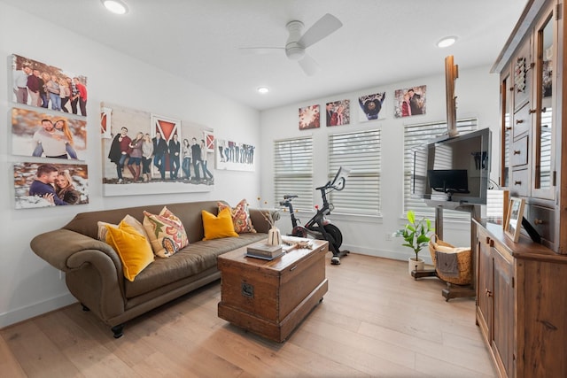 living room with light wood-type flooring, recessed lighting, baseboards, and ceiling fan