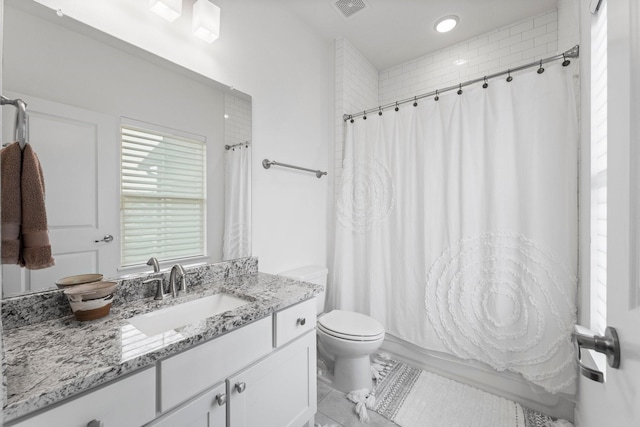 bathroom featuring visible vents, vanity, toilet, recessed lighting, and shower / bath combo