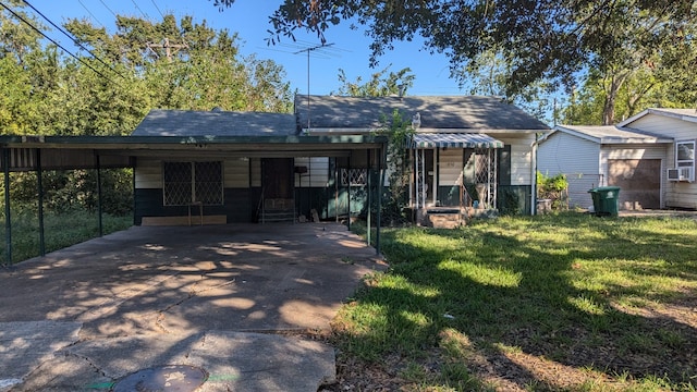 view of front facade featuring entry steps, an attached carport, driveway, and a front yard