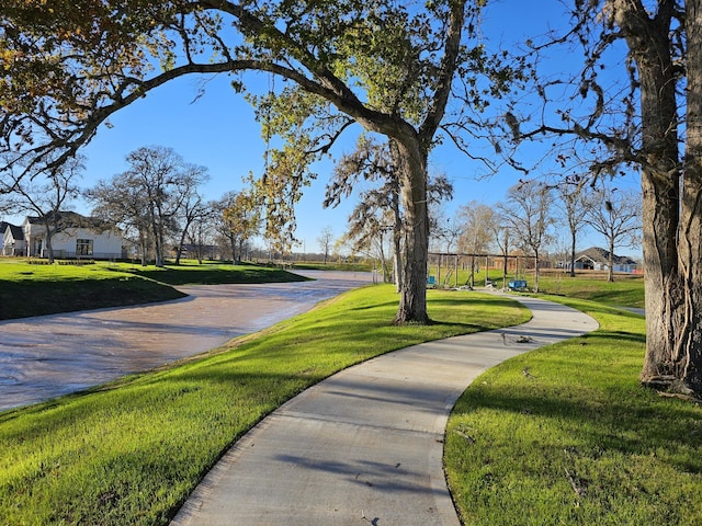 view of property's community featuring a lawn