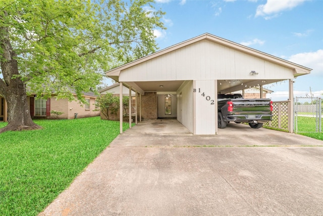 ranch-style house featuring fence, concrete driveway, and a front lawn