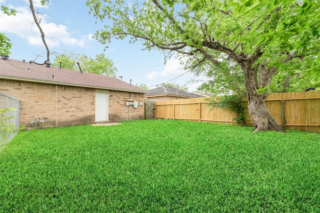 view of yard featuring a fenced backyard