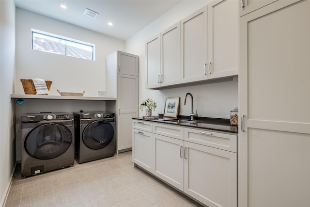laundry room featuring visible vents, cabinet space, a sink, recessed lighting, and washer and clothes dryer