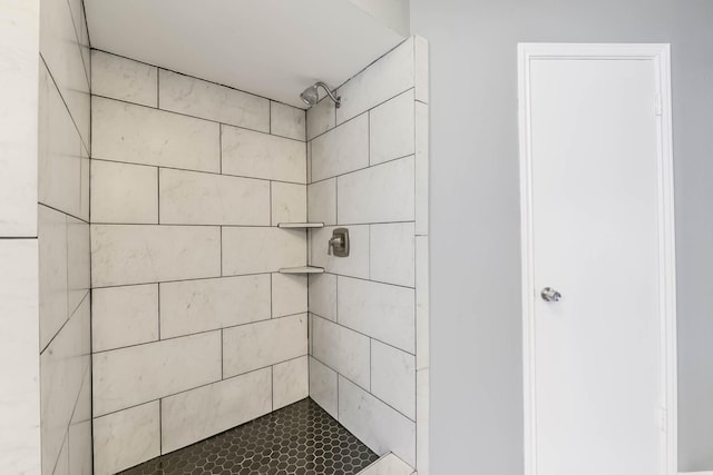 full bathroom featuring a tile shower