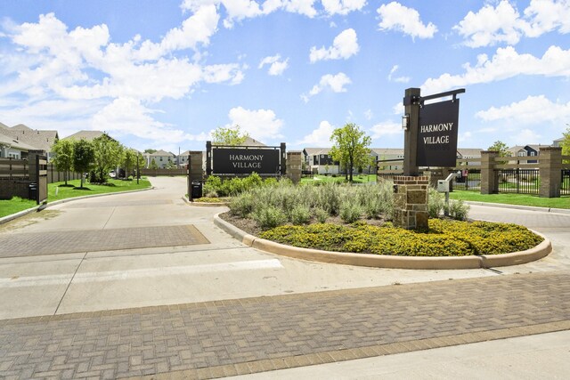 9904 Smokehouse Silo Ln, Houston, TX 77080 - community / neighborhood sign with decorative driveway and a residential view