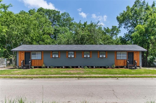 ranch-style house featuring a front lawn and entry steps
