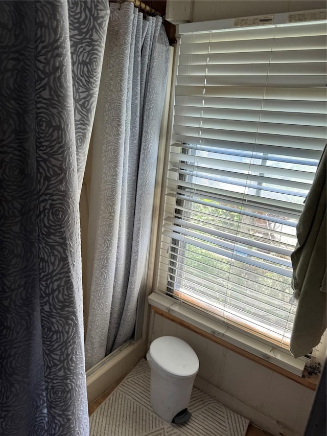 full bathroom featuring tile patterned flooring and a shower with curtain