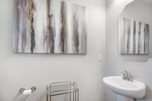 bathroom featuring a sink