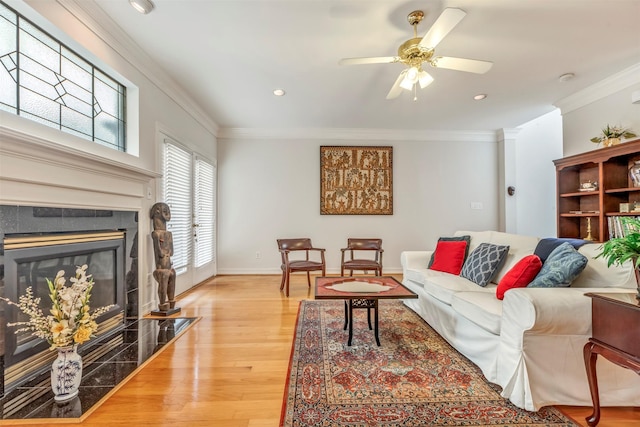 living room with light wood-style floors, recessed lighting, crown molding, and ceiling fan