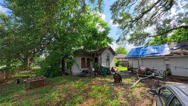 view of yard featuring an outdoor structure and a garage