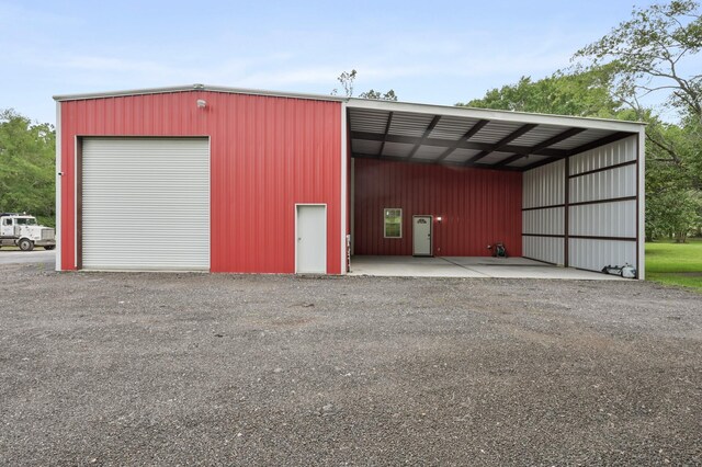 detached garage featuring gravel driveway