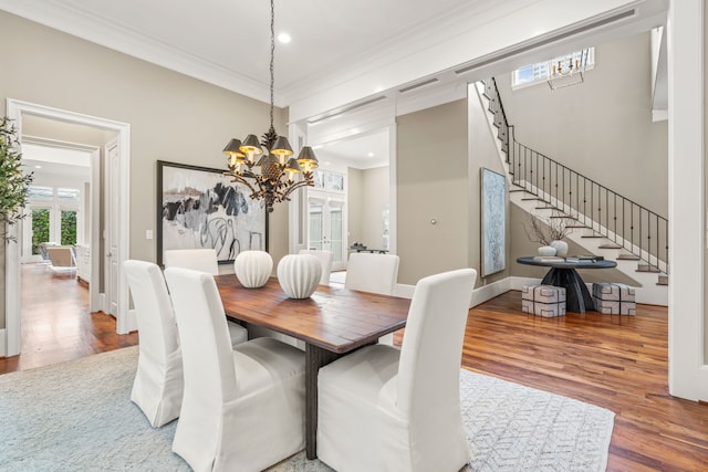 dining room featuring crown molding, a chandelier, and wood finished floors