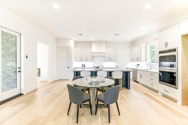 dining area with recessed lighting, light wood-style flooring, baseboards, and visible vents