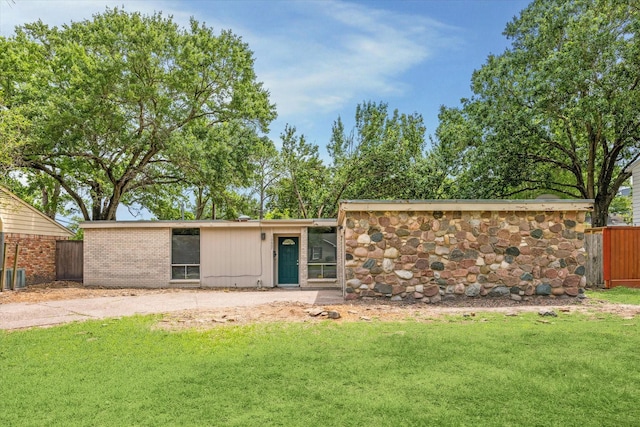 view of front facade featuring a front lawn and fence