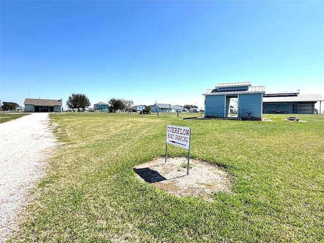 view of yard featuring an outbuilding