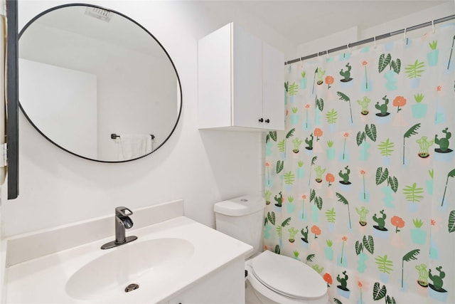 full bath with toilet, vanity, and a shower with curtain
