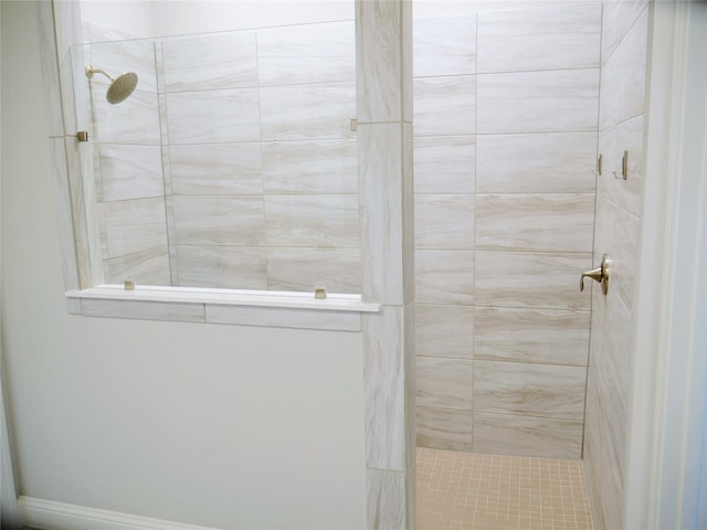bathroom featuring a tile shower