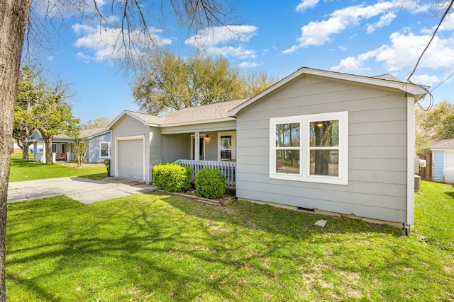 415 N Meyer St, Sealy, TX 77474 - single story home featuring an attached garage, concrete driveway, a porch, and a front yard