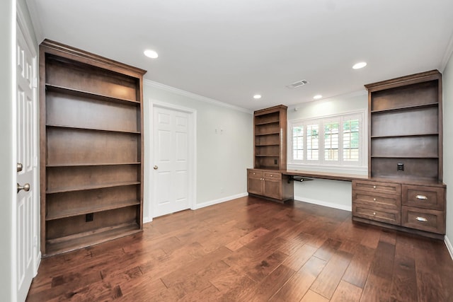 unfurnished office featuring crown molding, baseboards, dark wood-style floors, recessed lighting, and built in desk