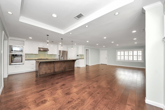 kitchen featuring visible vents, crown molding, open floor plan, recessed lighting, and stainless steel appliances