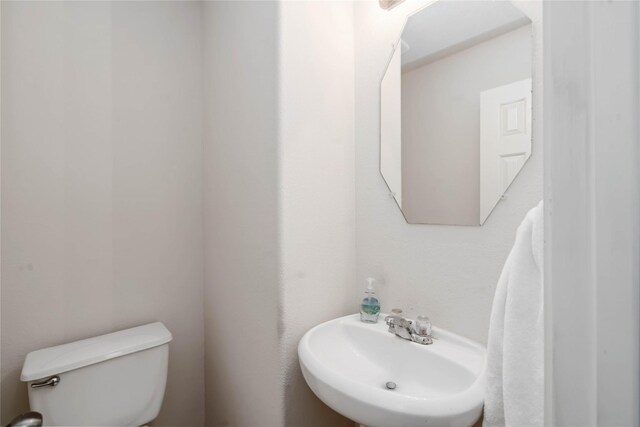 102 Pebble Walk Ln, Dickinson, TX 77539 - bathroom featuring a sink and toilet