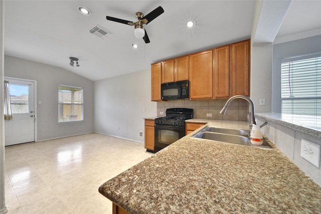 kitchen with ceiling fan, a sink, decorative backsplash, visible vents, and black appliances