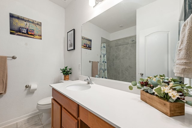 bathroom with toilet, baseboards, a tile shower, and vanity