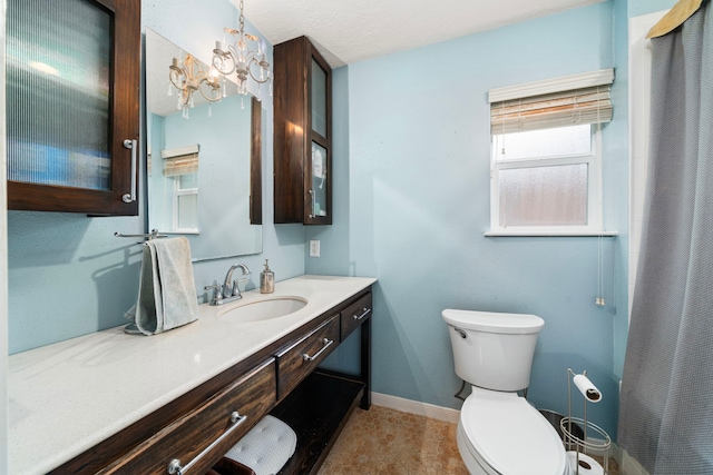 full bathroom featuring toilet, baseboards, curtained shower, and vanity