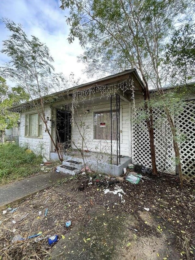 555 S Reagan St, San Benito, TX 78586 - view of front of home featuring a porch