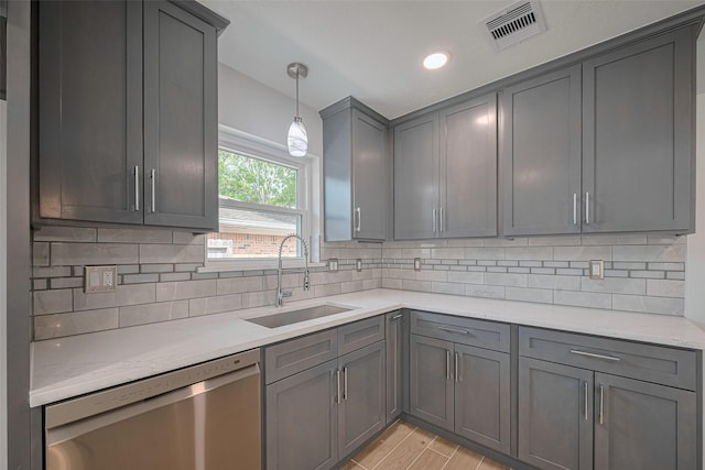 kitchen with a sink, visible vents, dishwasher, tasteful backsplash, and gray cabinetry