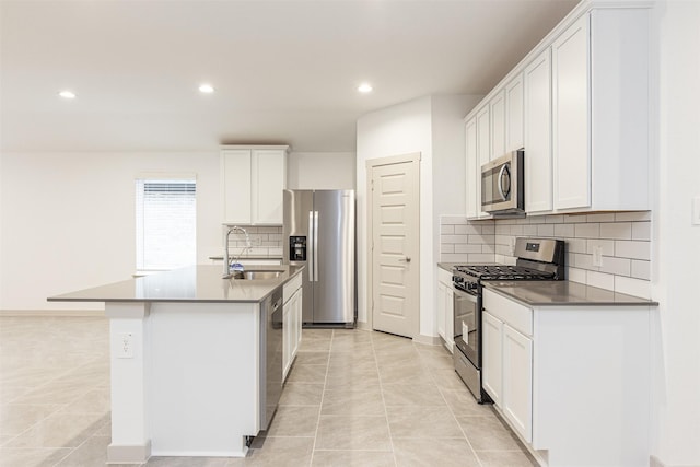 3907 Itzle Island Ct, Katy, TX 77494 - kitchen with appliances with stainless steel finishes, a sink, recessed lighting, backsplash, and a center island with sink
