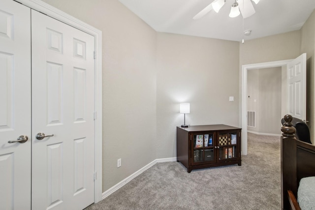 bedroom with carpet floors, baseboards, visible vents, and ceiling fan