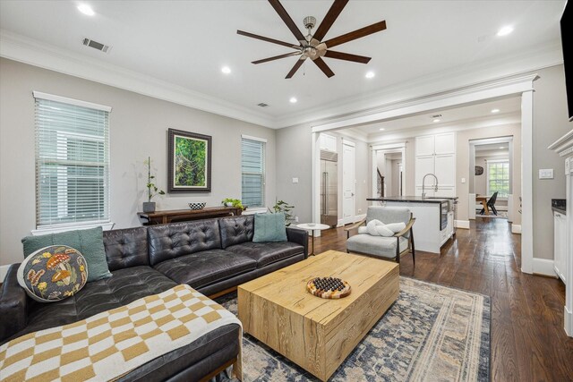 living room with visible vents, crown molding, dark wood-type flooring, recessed lighting, and a ceiling fan