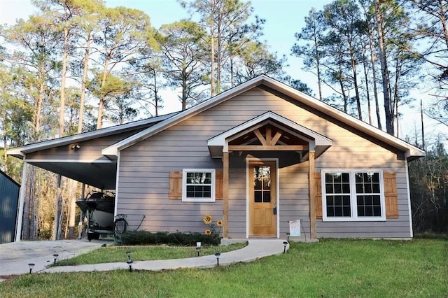view of front of property featuring driveway, a front lawn, and a carport
