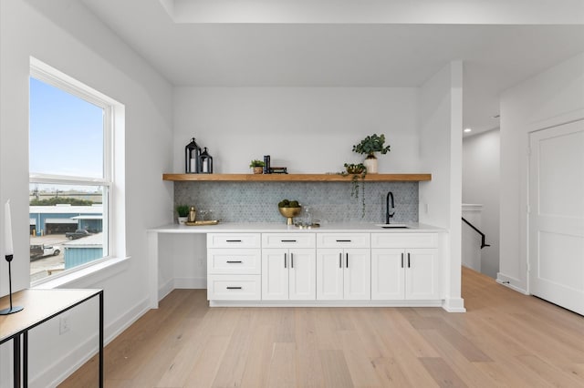 819 Dorothy St Unit A, Houston, TX 77008 - indoor wet bar featuring tasteful backsplash, light wood-style floors, baseboards, and recessed lighting