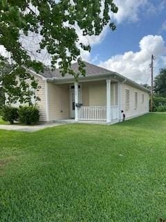 view of front of home featuring a front yard