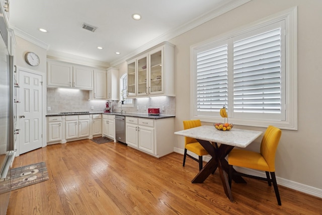 kitchen featuring visible vents, ornamental molding, cooktop, backsplash, and dishwasher