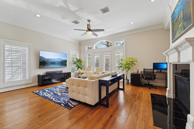living area with visible vents, recessed lighting, ceiling fan, and wood finished floors
