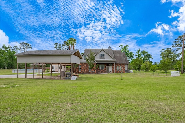 view of front of property featuring fence and a front yard