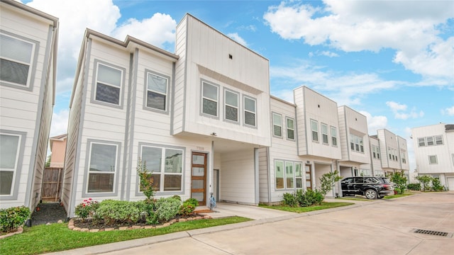 7709 Rainbow Close Ln, Houston, TX 77055 - view of front of home featuring a residential view
