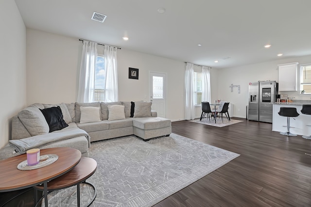 living area featuring dark wood-type flooring, recessed lighting, baseboards, and visible vents